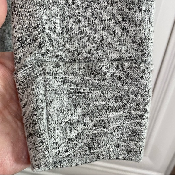 Grayson/Threads Women’s Size Medium Long Sleeve Grey T Shirt with Raw Hem Top - Picture 8 of 10